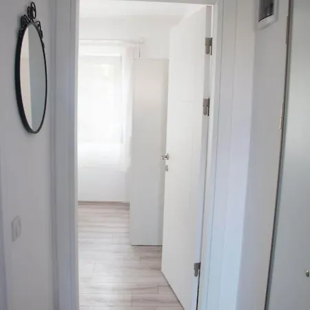公寓 Cozy 1 Bedroom Apartment With Balcony *